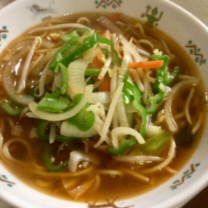 焼きそば麺で、ラーメンにも使えるようなのでスープを検索して作りました。
美味しい醤油ラーメンできました！